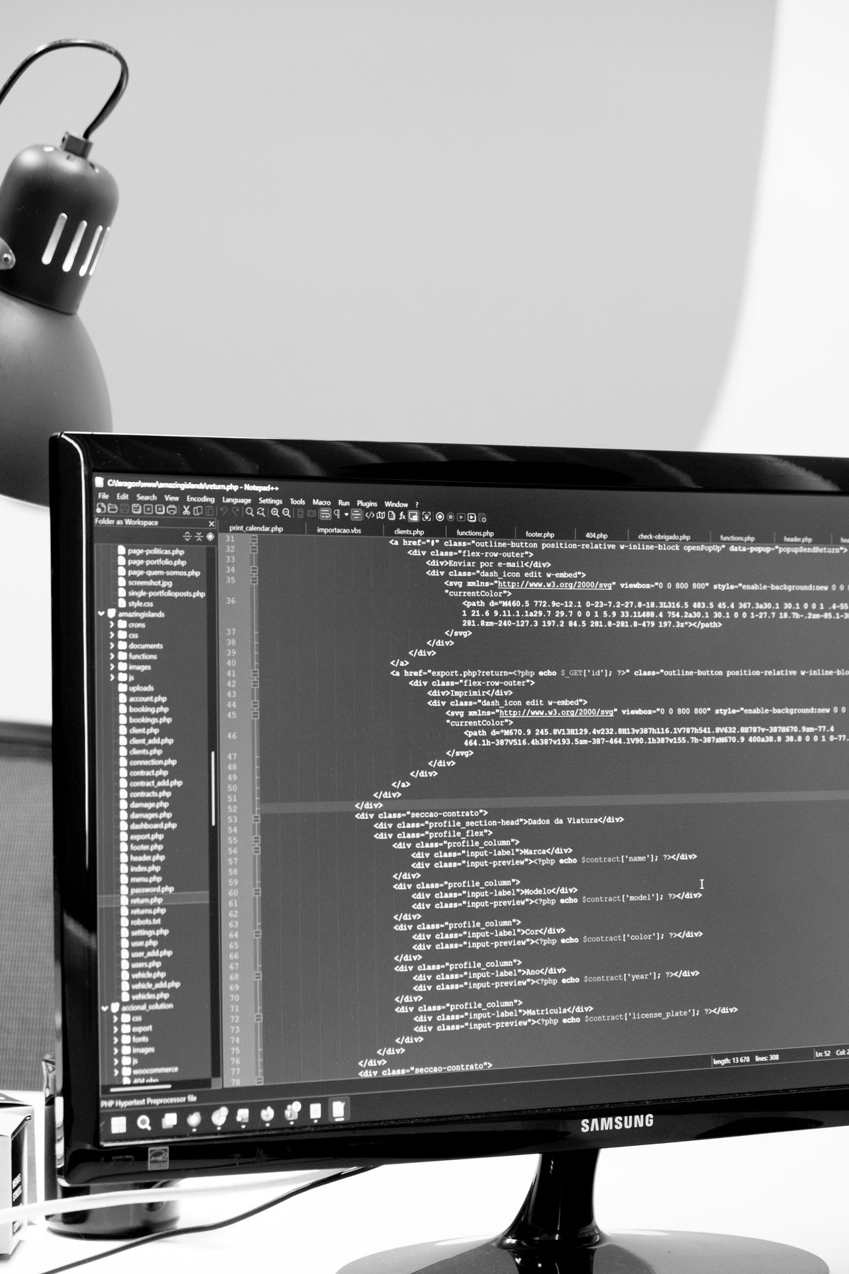 Programador da Insurgente a desenvolver um website no escritório de Ponta Delgada