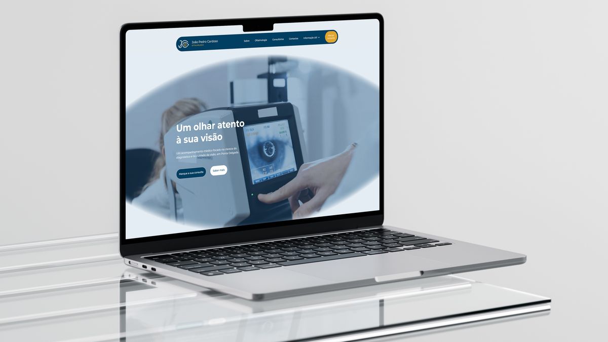 Website da clínica de oftalmologia João Pedro Cardoso num portátil