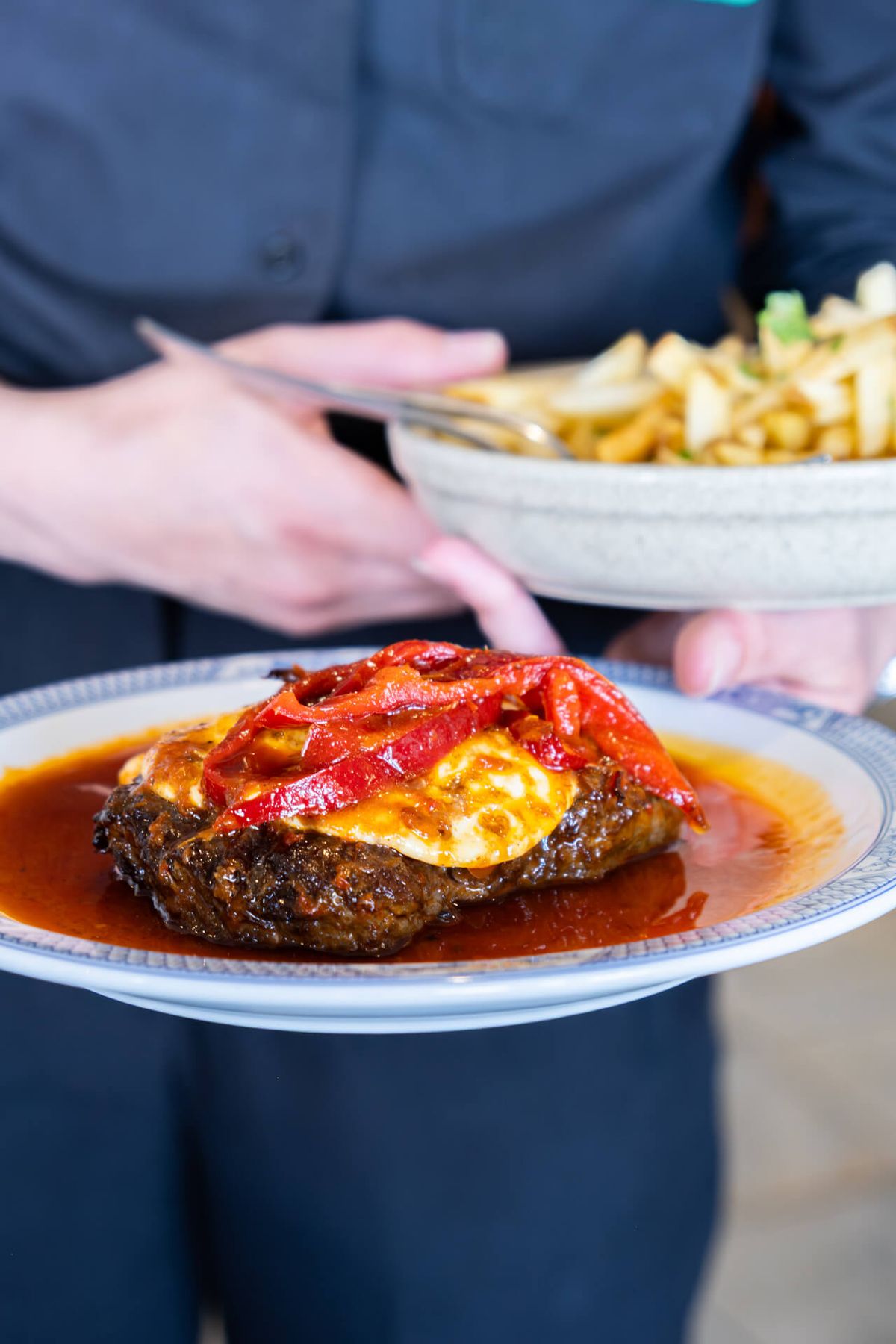 Bife regional açoriano com queijo e pimento, no restaurante Mariserra